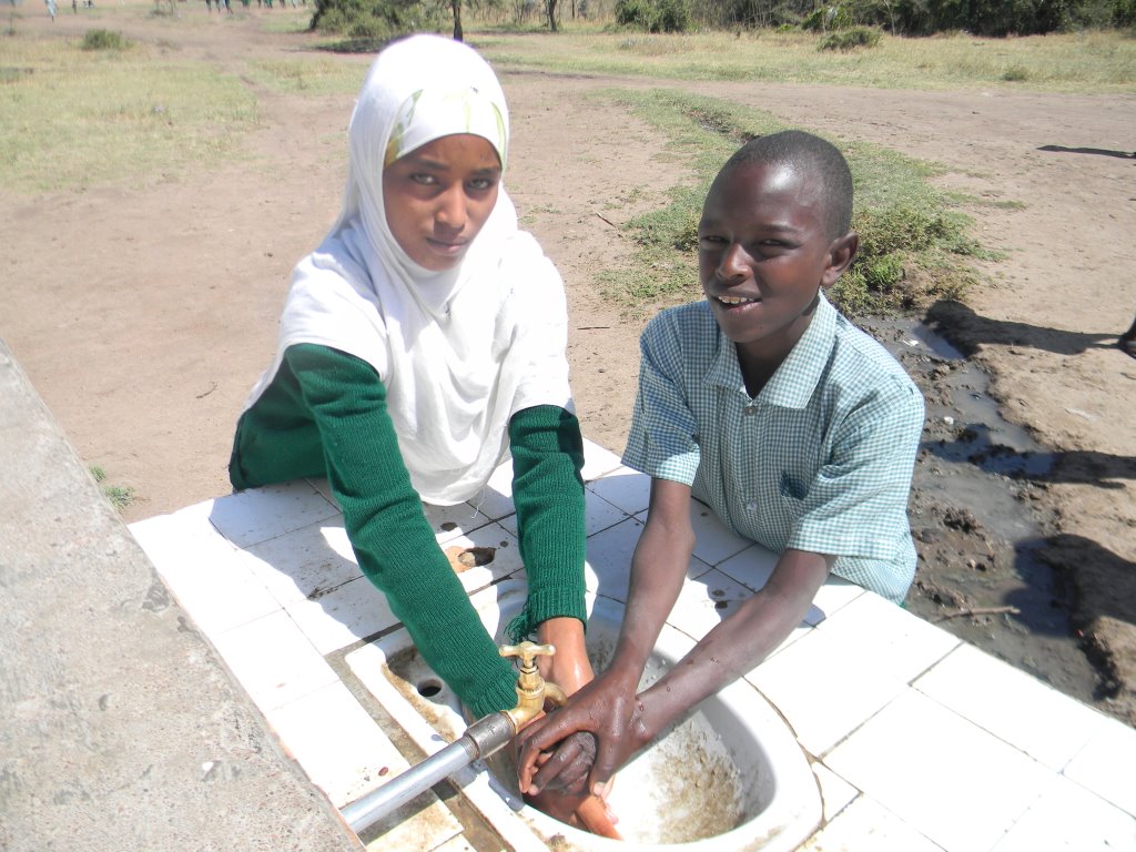 Students at Kenya’s Kishermoruak Primary School now have access to clean water for washing. 